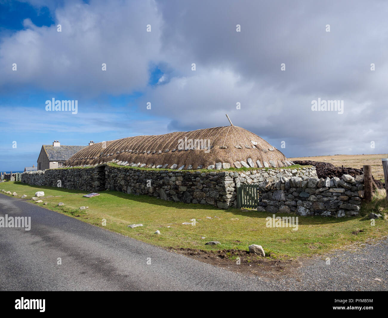 La Blackhouse, 42 Arnol, Bragar, isola di Lewis, HS2 9DB - insight in vita sull'isola; casa di paglia il ricovero di una famiglia e gli animali sotto un unico tetto. Foto Stock