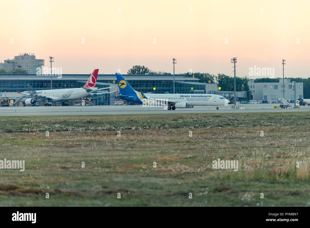 KIEV, UCRAINA - 05 agosto 2016: Aircraft Company Ukraine International Airlines in aeroporto Boryspil. Foto Stock