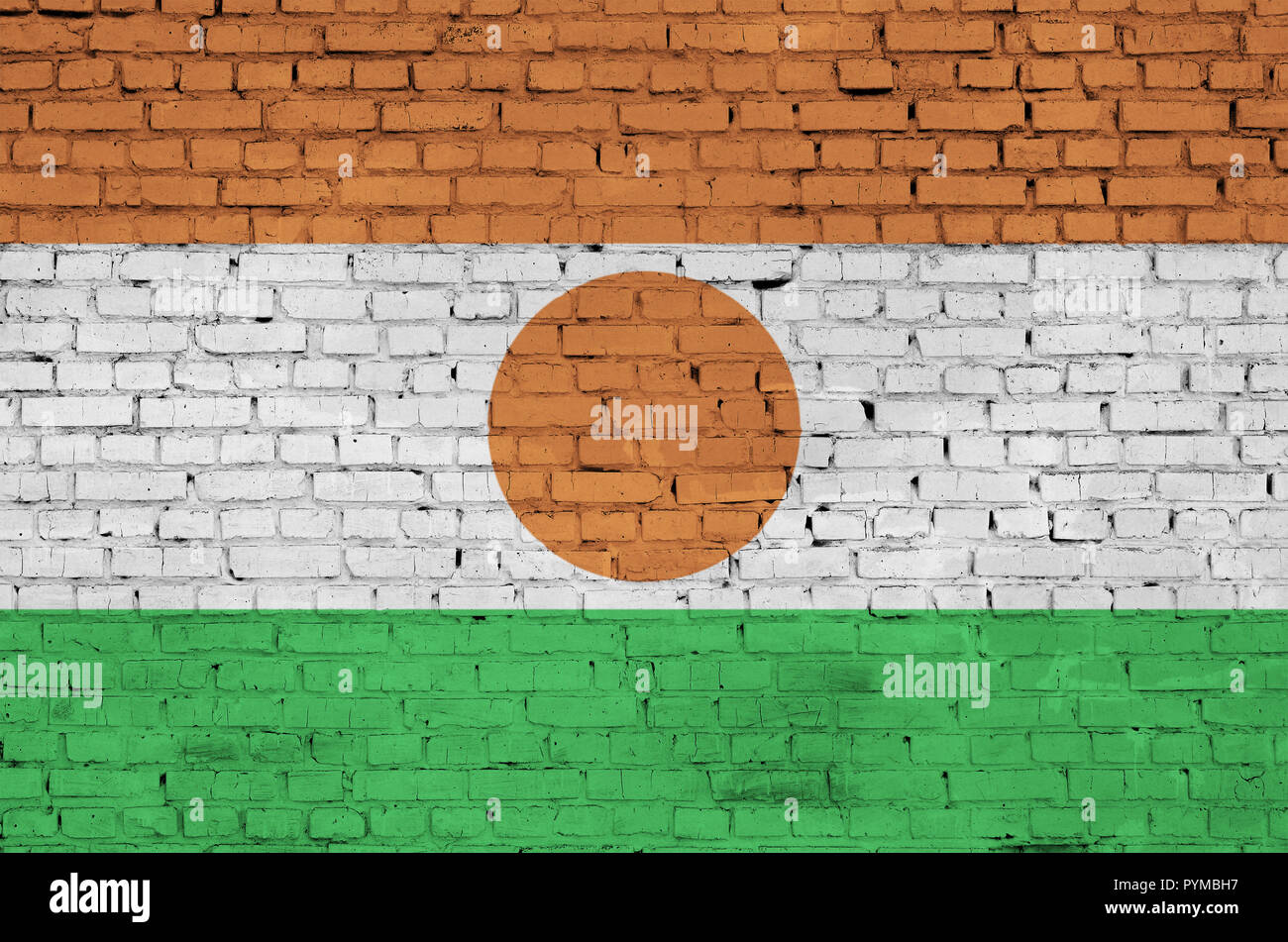Bandiera del Niger è dipinta su un vecchio muro di mattoni Foto Stock