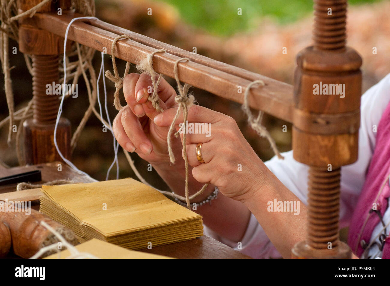 L'Italia, Lombardia, rievocazione storica degli Antichi Mestieri, Mani Libro di legame Foto Stock