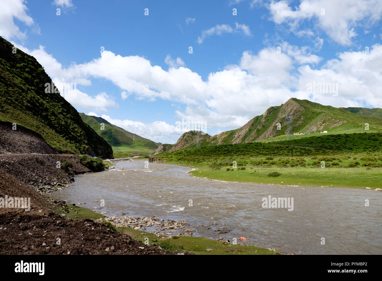 Zequ Qu il fiume e la prateria paesaggio vicino Hanan, Qinghai, Cina Foto Stock