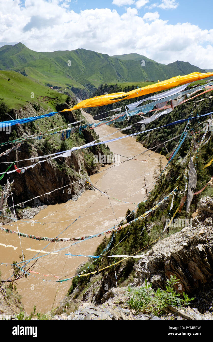 Bandiere di preghiera oltre il Fiume Giallo in Henan mongolo contea autonoma, Qinghai, Cina Foto Stock