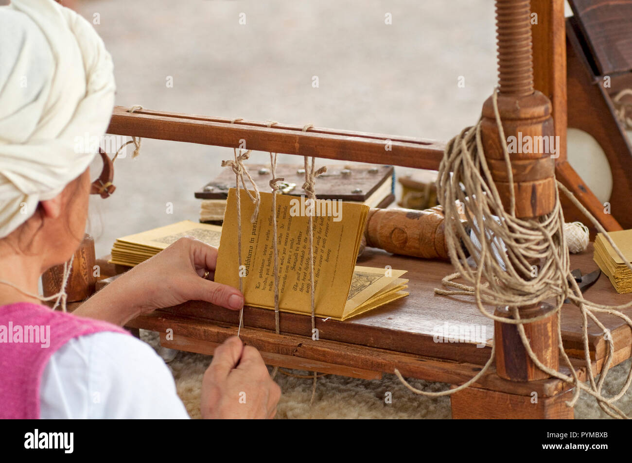 L'Italia, Lombardia, rievocazione storica degli Antichi Mestieri, Mani Libro di legame Foto Stock