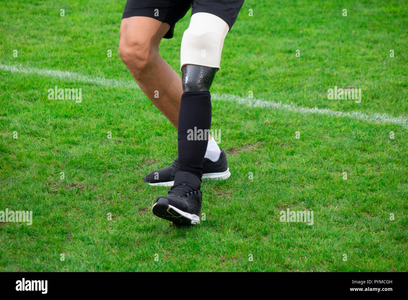 Close up disabilitato l uomo atleta con protesi di gamba. Sport paraolimpico concetto. Foto Stock