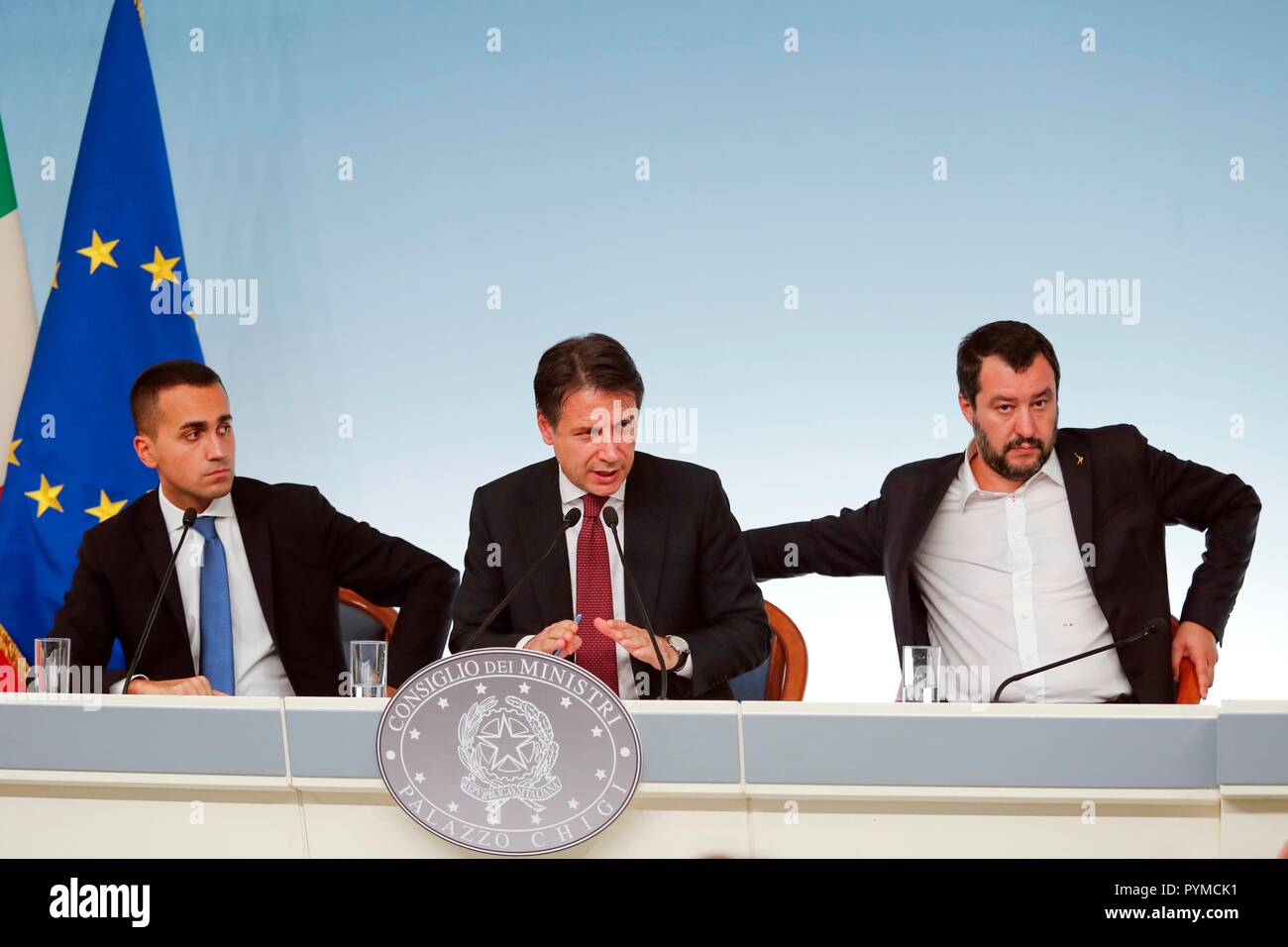 Il ministro del Lavoro Luigi Di Maio, Premier Giuseppe Conte, ministro degli interni di Matteo Salvini (da destra a sinistra), prendere parte a una conferenza stampa Foto Stock