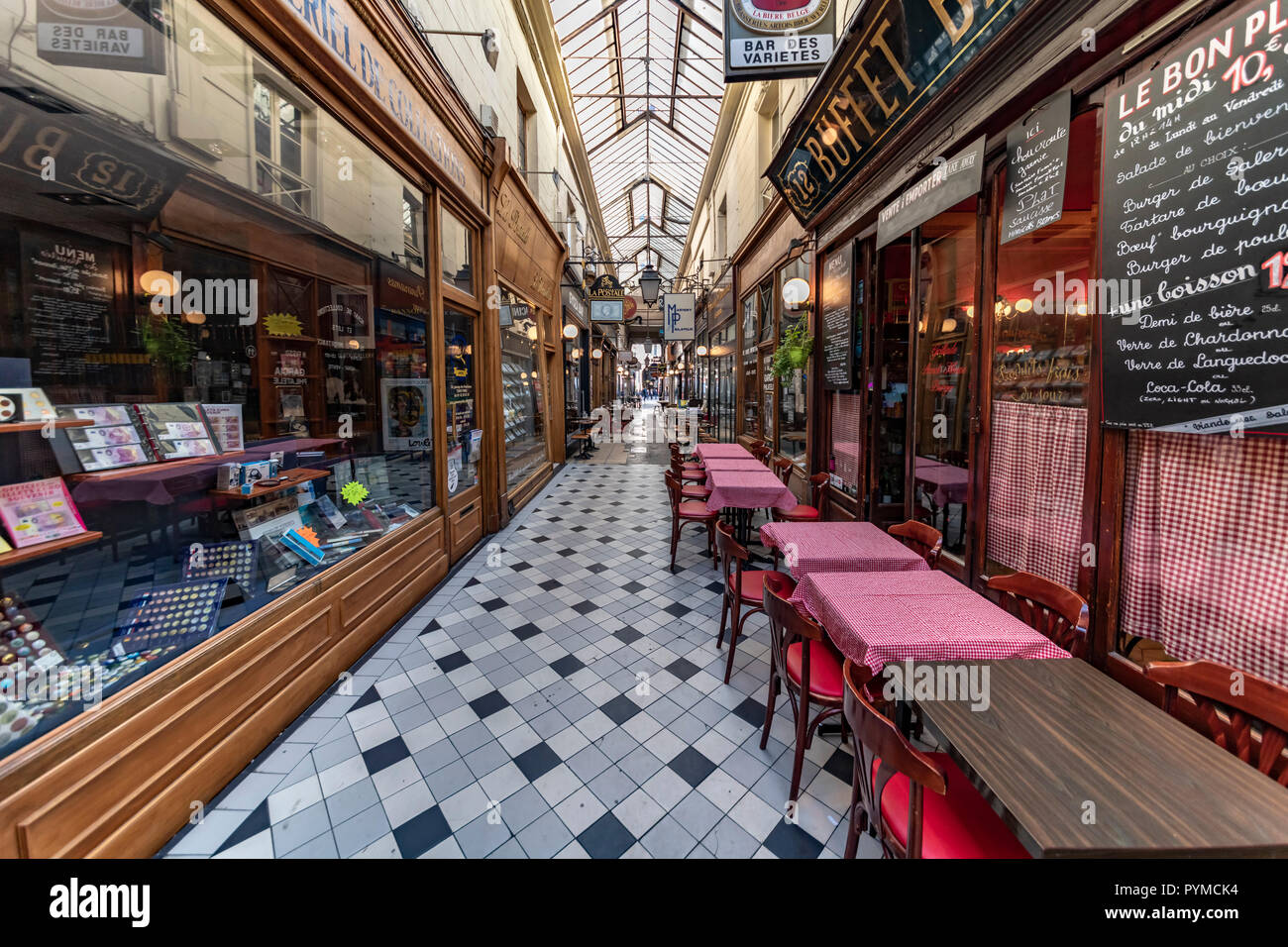 Parigi, 27 octobre 2018 - All'interno de 'passage des Panamas' vecchio tetto passaggio coperto a Parigi dove il vecchio negozio di libri, ristoranti e negozio di souvenir sono Foto Stock