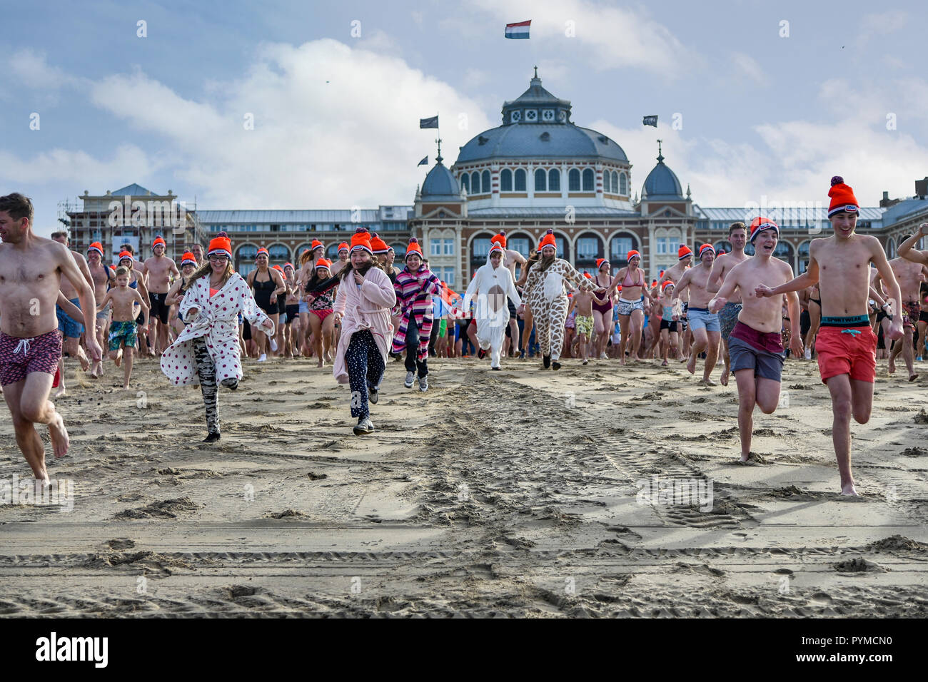 SCHEVENINGEN, 1 gennaio 2018 - olandesi in seguito alla forte tradizione del primo anno nuovo dive corre verso il gelido nord acqua di mare dopo il Foto Stock