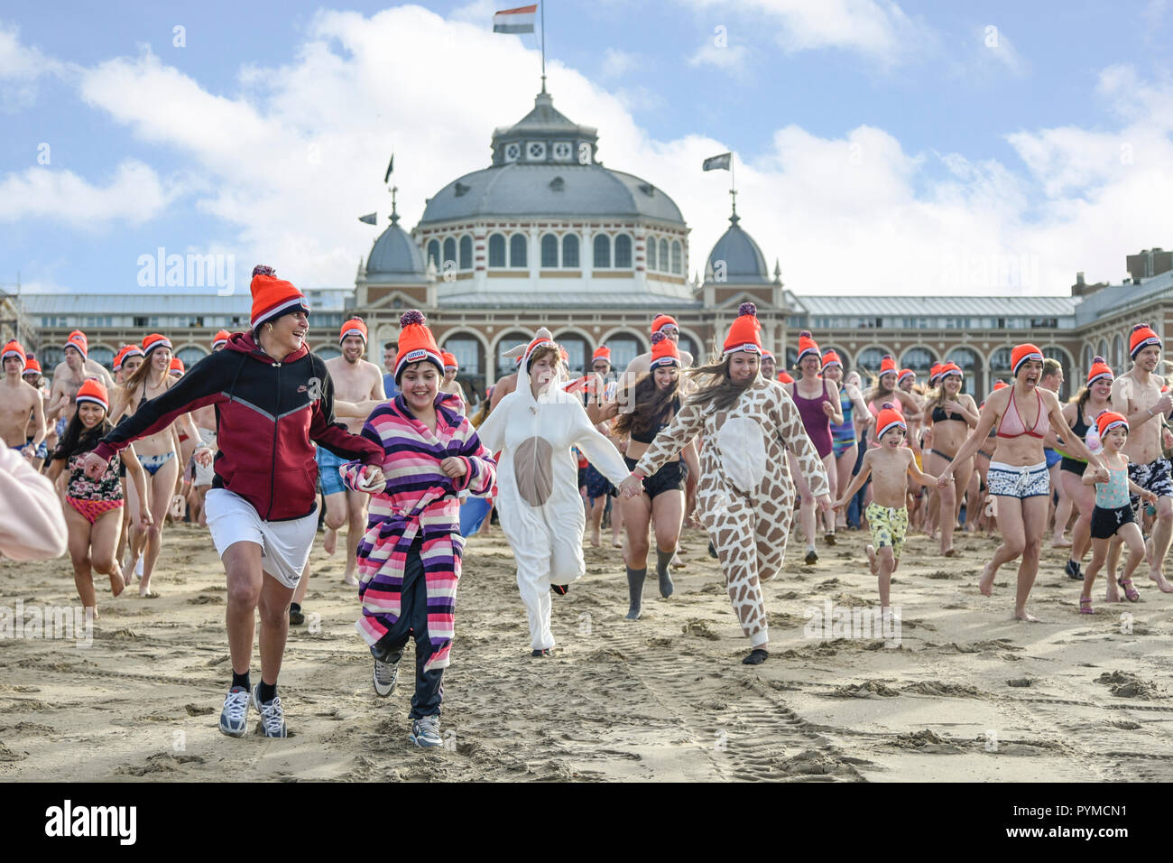 SCHEVENINGEN, 1 gennaio 2018 - olandesi in seguito alla forte tradizione del primo anno nuovo dive corre verso il gelido nord acqua di mare dopo il Foto Stock