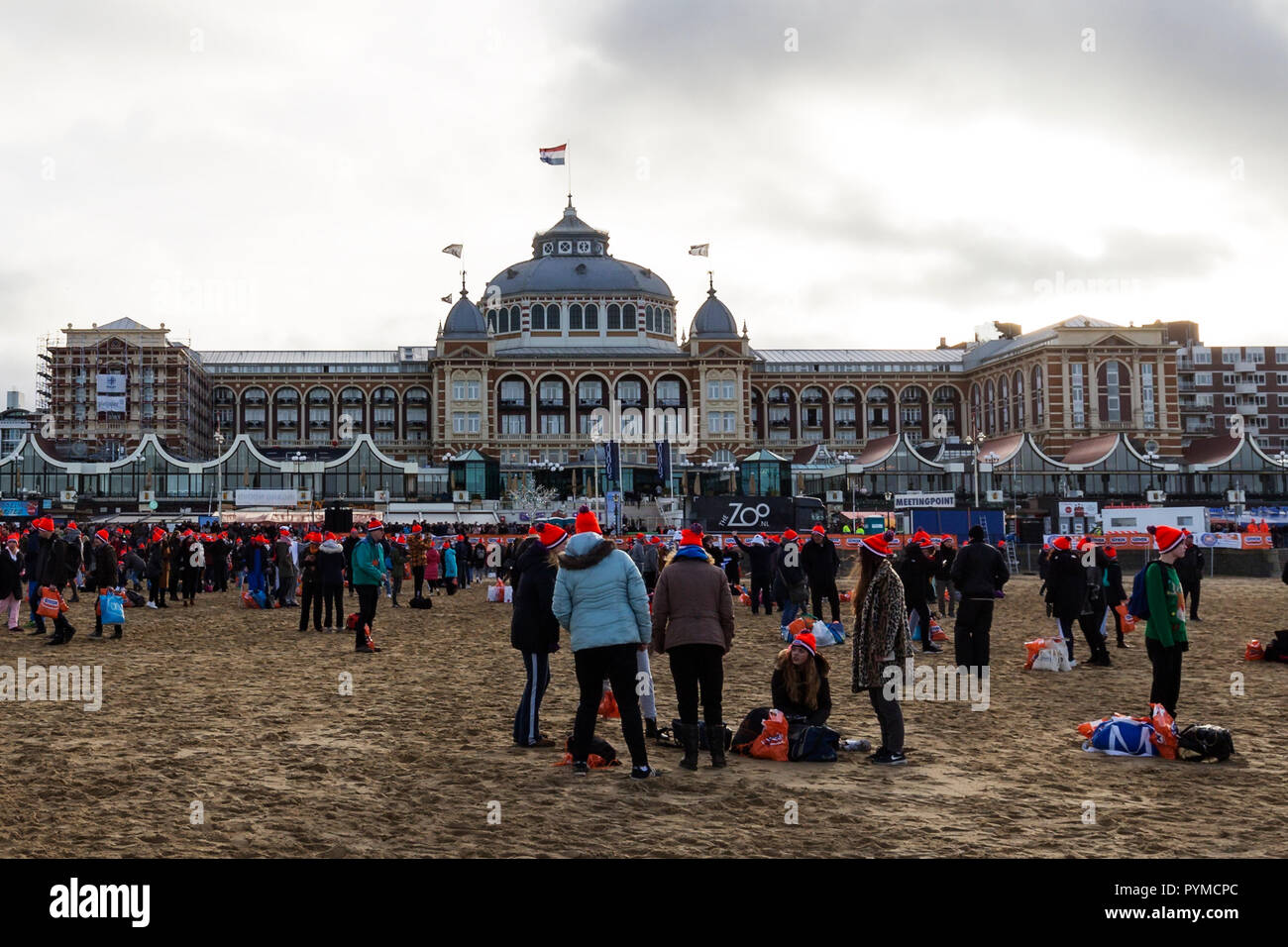 SCHEVENINGEN, 1 gennaio 2018 - gruppo di partecipanti del primo anno nuovo dive dress up indietro e aspettare che gli altri membri dopo essendo bloccato Foto Stock