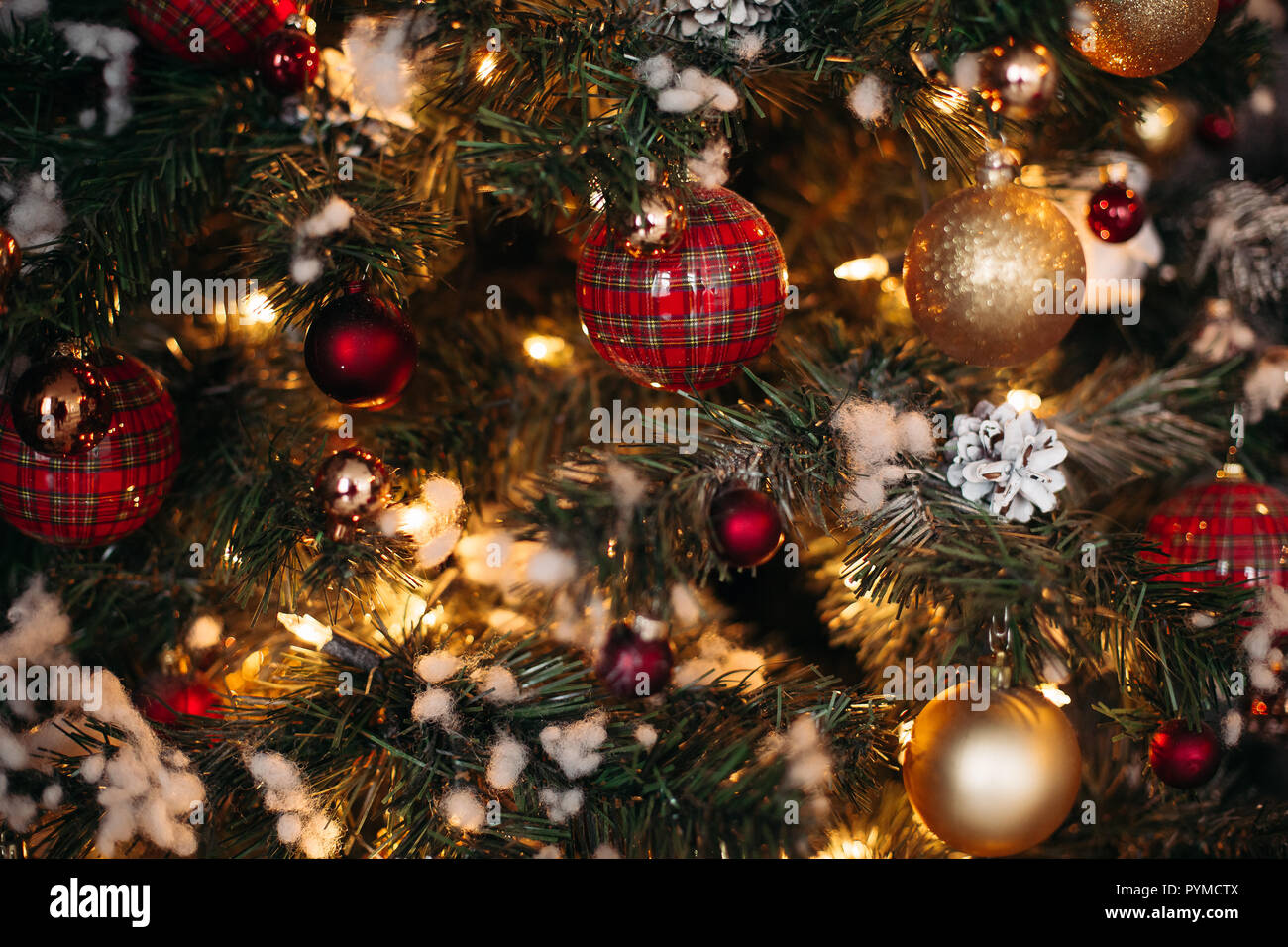 Albero Di Natale Rosso E Oro Con Fiocchi.Close Up Di Natale Decorato Con Pino Rosso E Oro Fiocchi A Scacchi E Nastri Foto Stock Alamy