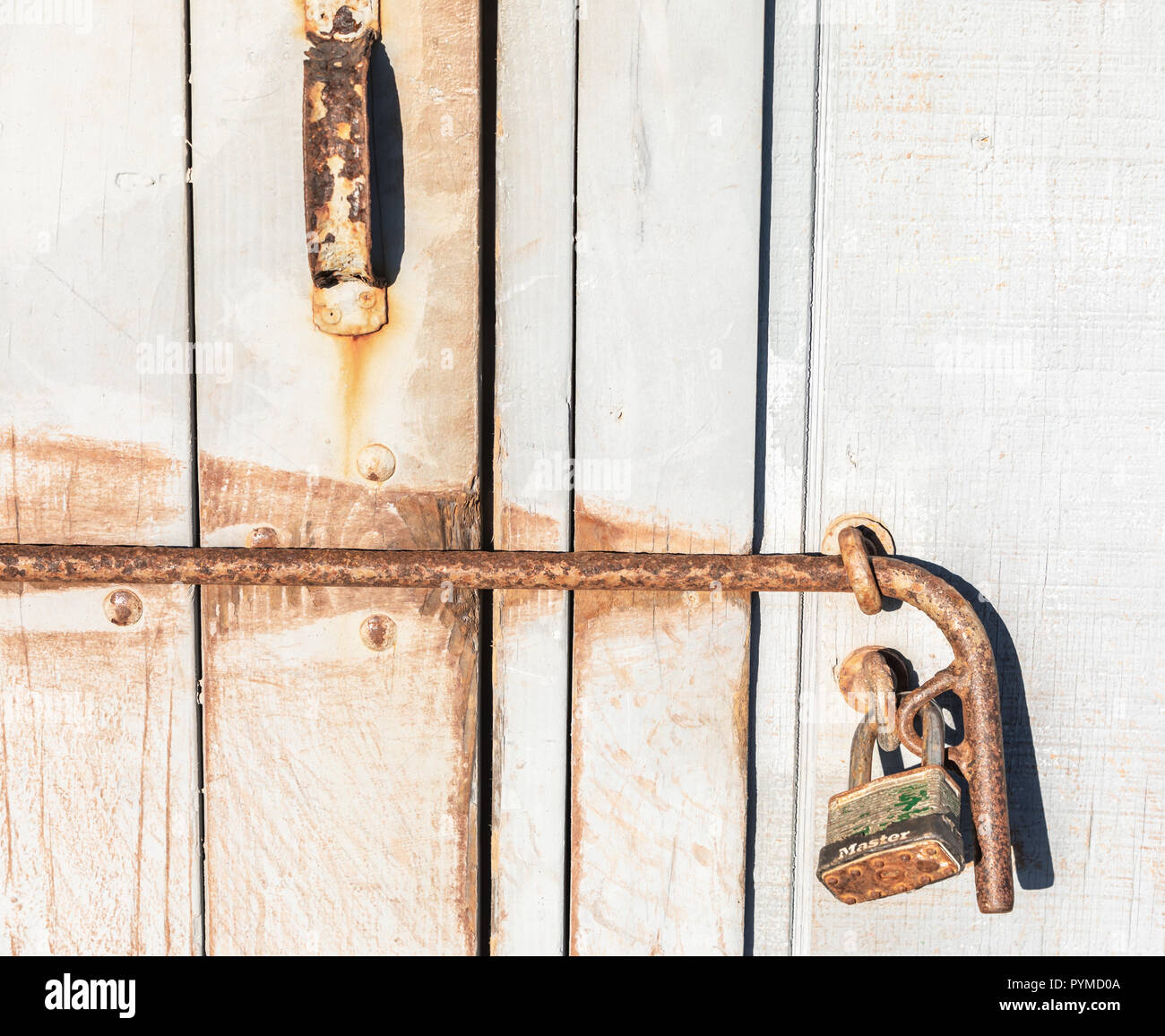 Dettaglio immagine di un pad lock su un vecchio capannone presso la spiaggia di Bridgehampton, NYh, Foto Stock