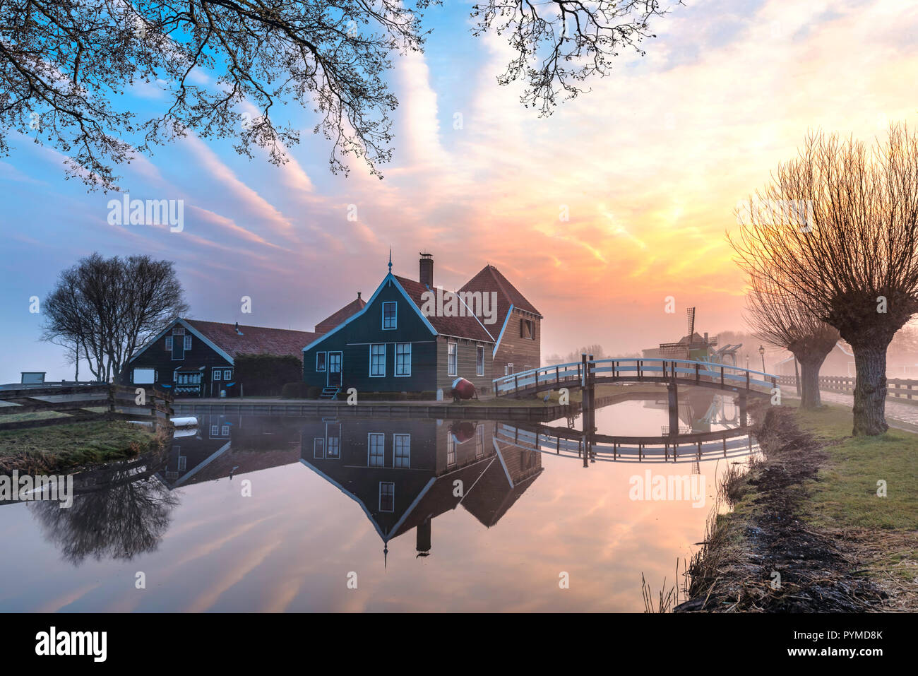 Bello e tipico olandese case di legno architettura specchiata sul tranquillo canale di Zaanse Schans situato a nord di Amsterdam, Paesi Bassi Foto Stock