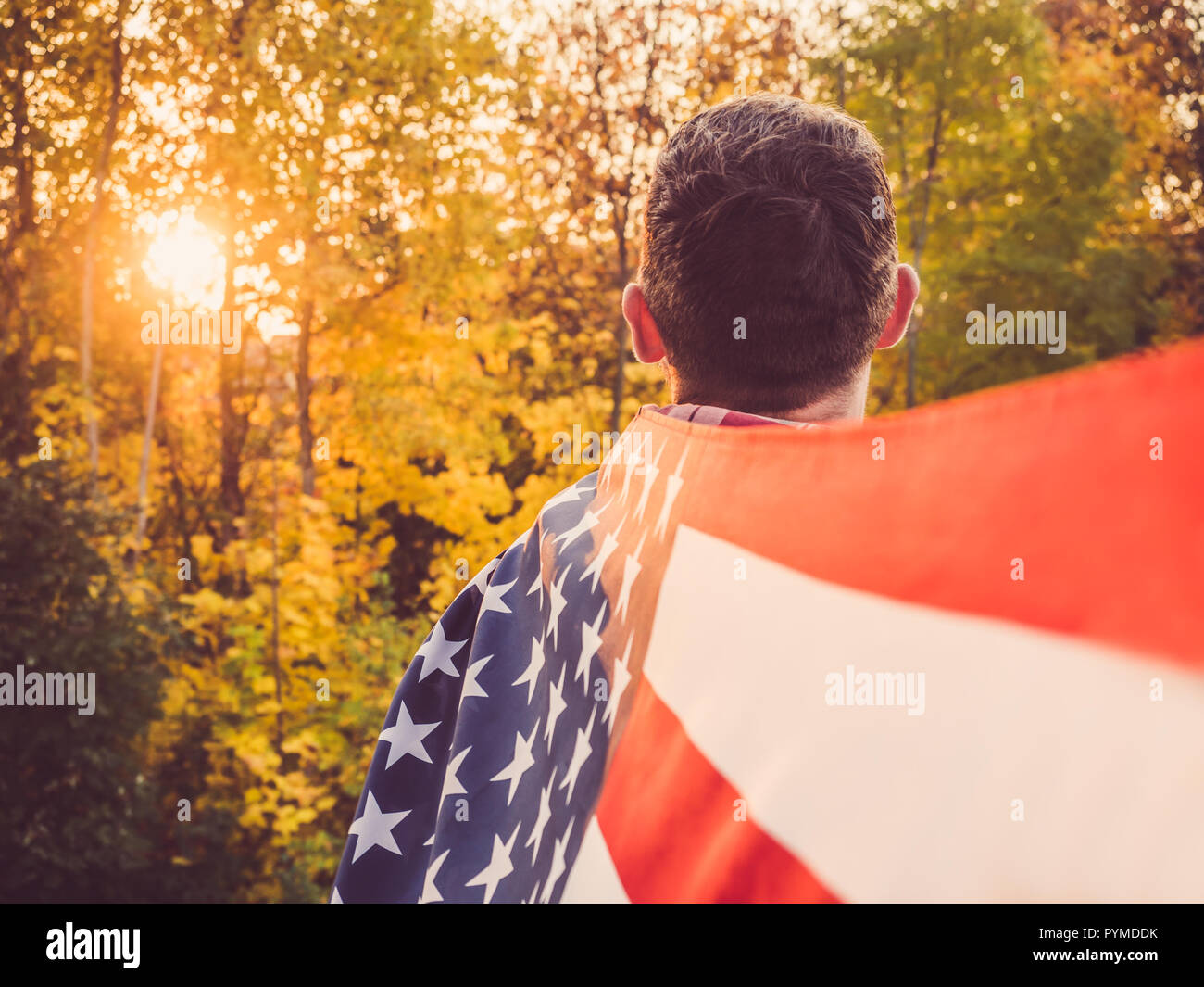 Attraente, elegante uomo tenendo un sventola bandiera statunitense Foto Stock
