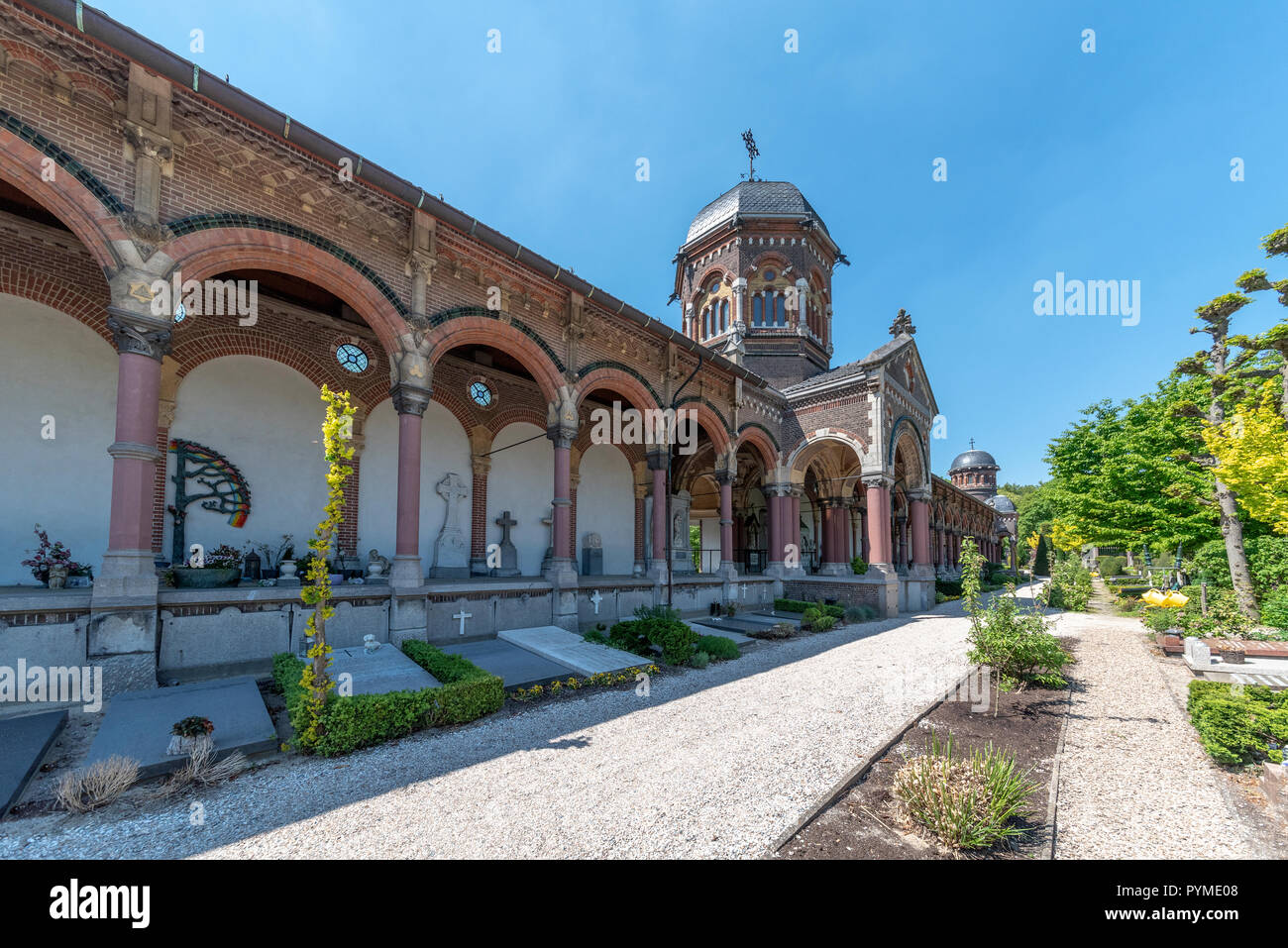 L'Aia, 8 maggio 2018 - vicolo centrale e percorso in st petrus banden cimitero in aia sotto un brillante sole molla blu cielo, Paesi Bassi Foto Stock