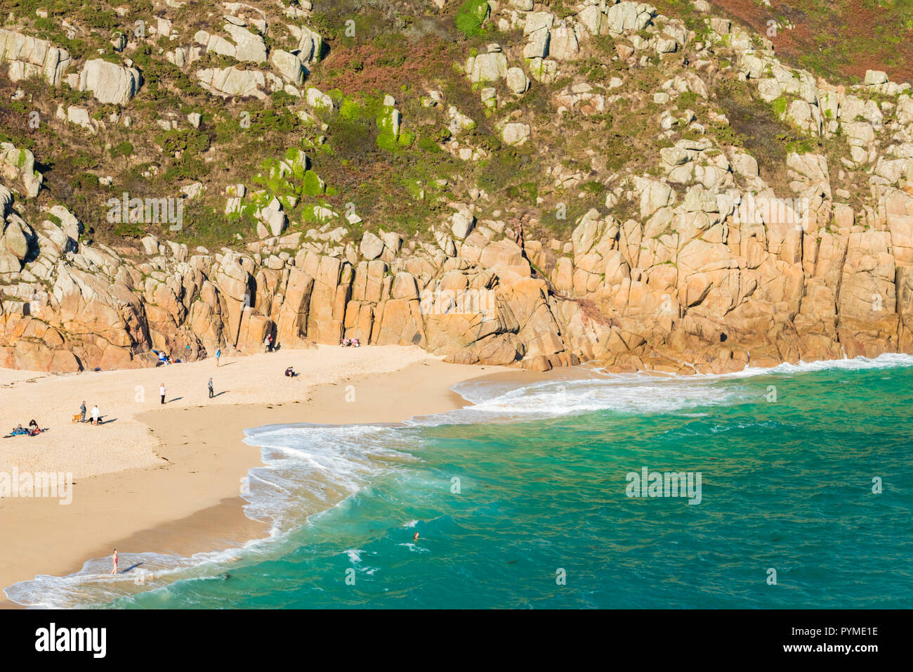 Cornovaglia Porthcurno spiaggia famiglie godendo della pace di spiaggia Porthcurno Porthcurno Cornwall Inghilterra UK GB Europa Foto Stock
