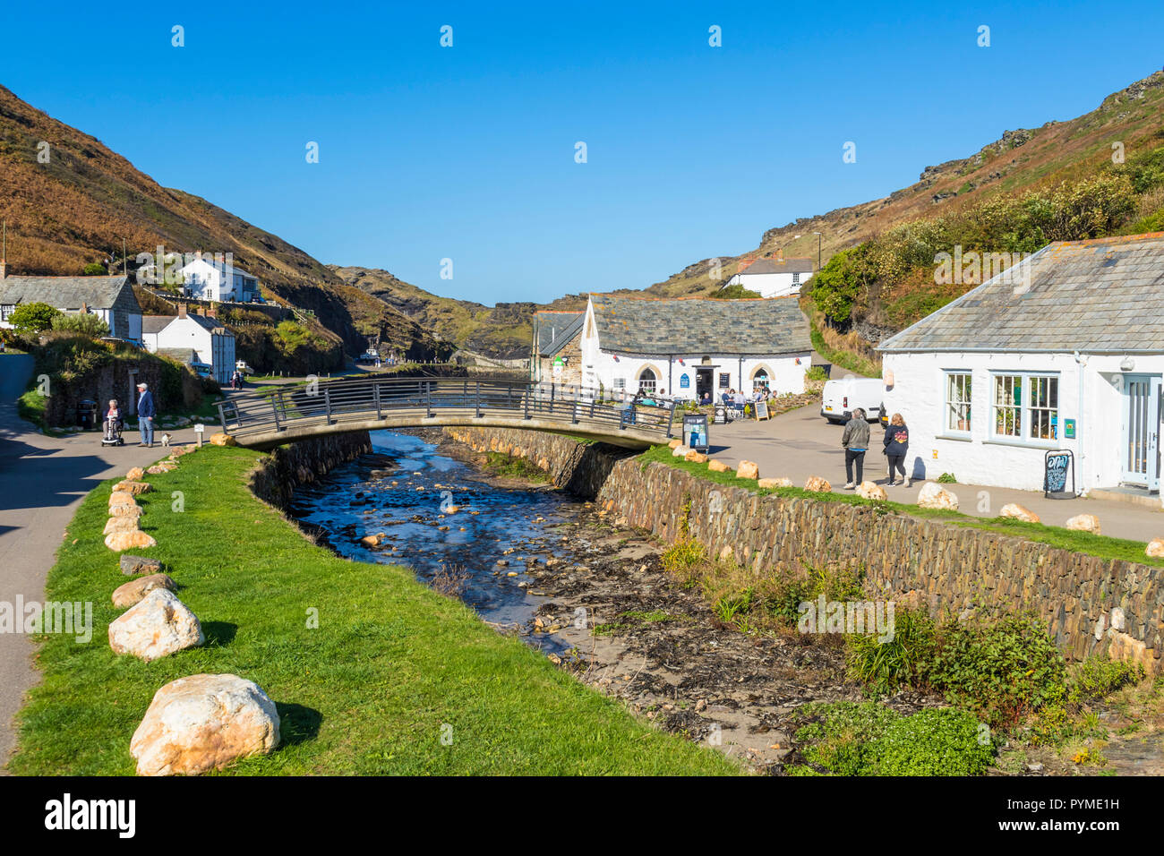 Boscastle cornovaglia valenza del fiume che scorre attraverso il villaggio di Boscastle passato luce Porto tea garden e nuovo ponte inferiore Cornwall Inghilterra UK GB Europa Foto Stock