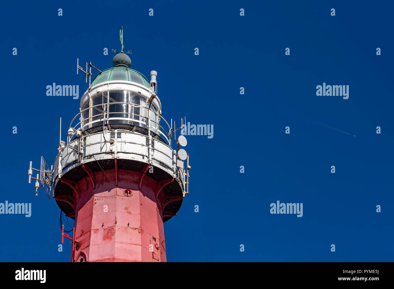 Faro in Schevenigen, l'Aia beatch contro un pur e cielo blu in estate Foto Stock