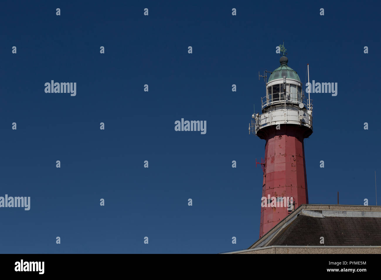 Faro in Schevenigen, l'Aia beatch contro un pur e cielo blu in estate Foto Stock