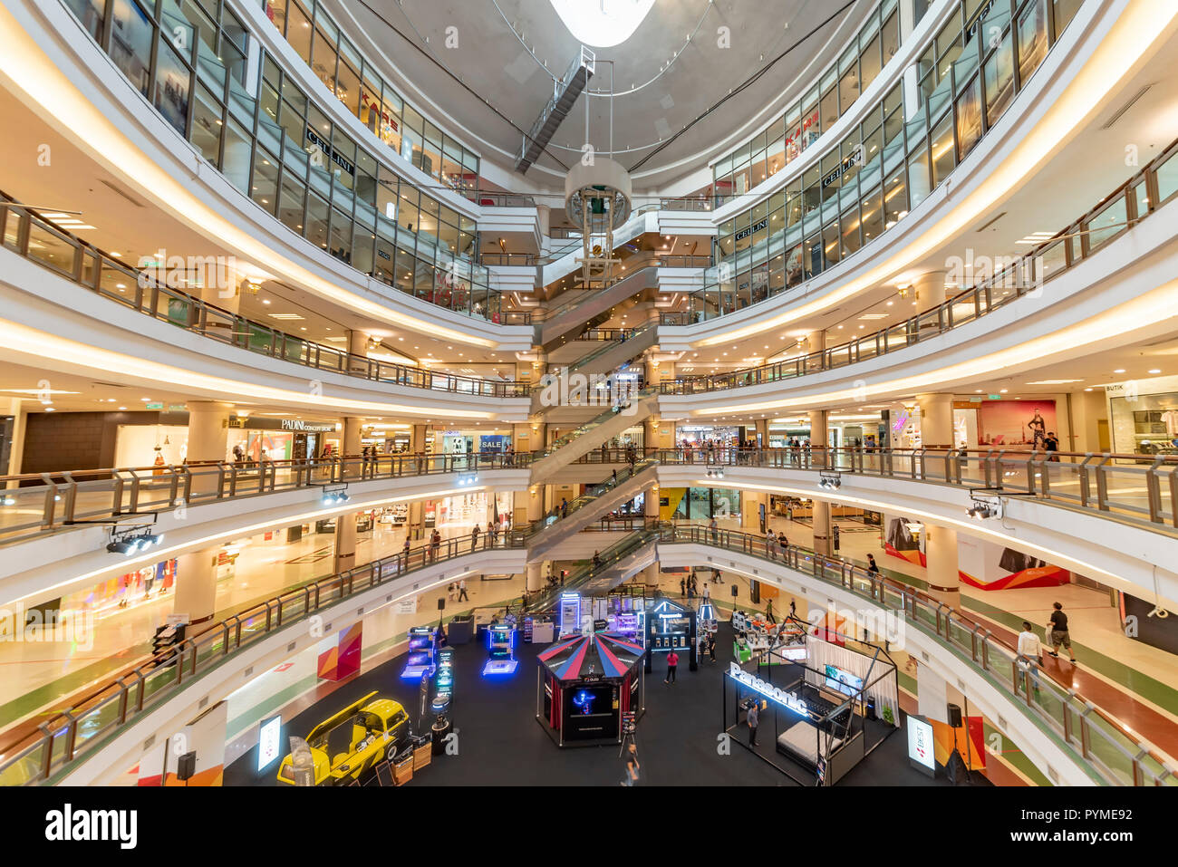 KUALA LUMPUR, 26 Luglio 2018 - bella e ben decorate e fare shopping con la sua centrale ascensore chiamato One Utama situato a Petaling Jaya nel quartiere Mal Foto Stock