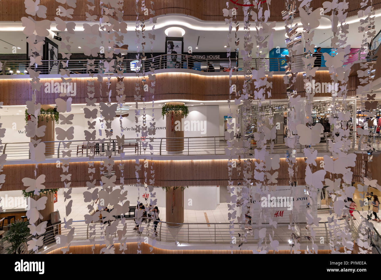 KUALA LUMPUR, 29 Luglio 2018 - il lotto 10 shopping mall, architettura di lusso e ben arredata e illuminata di Bukit Bintang district, Malaysia Foto Stock