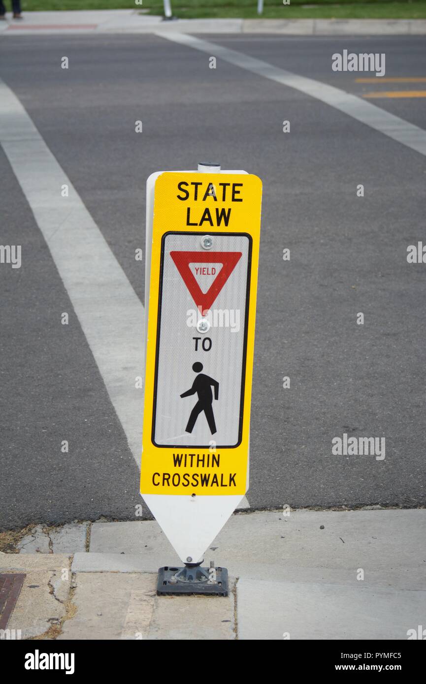 Attraversamento di strada segno ad attraversare a piedi in Salt Lake City, Utah, Stati Uniti d'America, per un uso sicuro e di avvertenza circa i pericoli del traffico di automobili quando passeggiate per la capitale dello stato Foto Stock