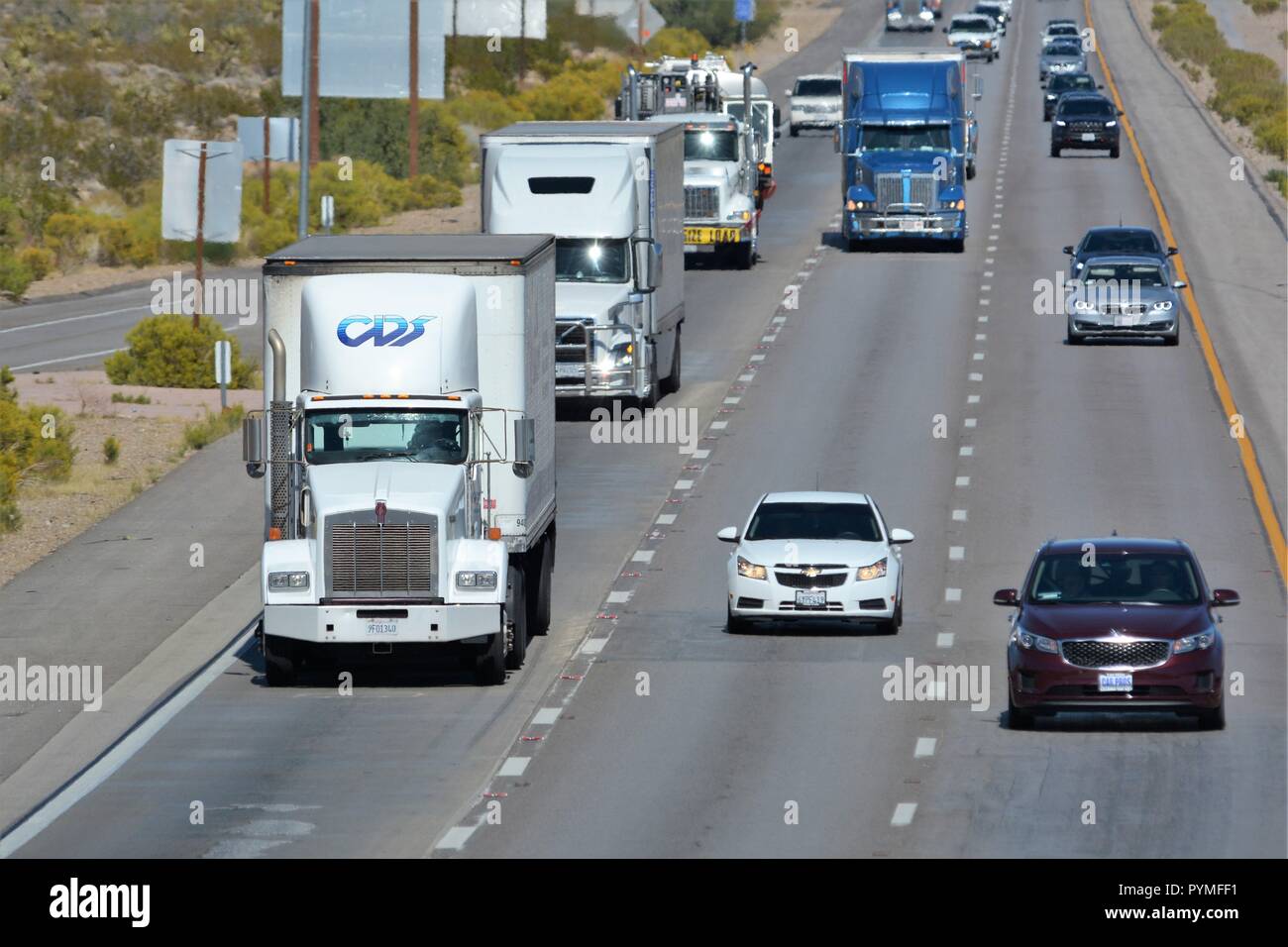 Camion e auto sulla Interstate Highway in Nevada Foto Stock