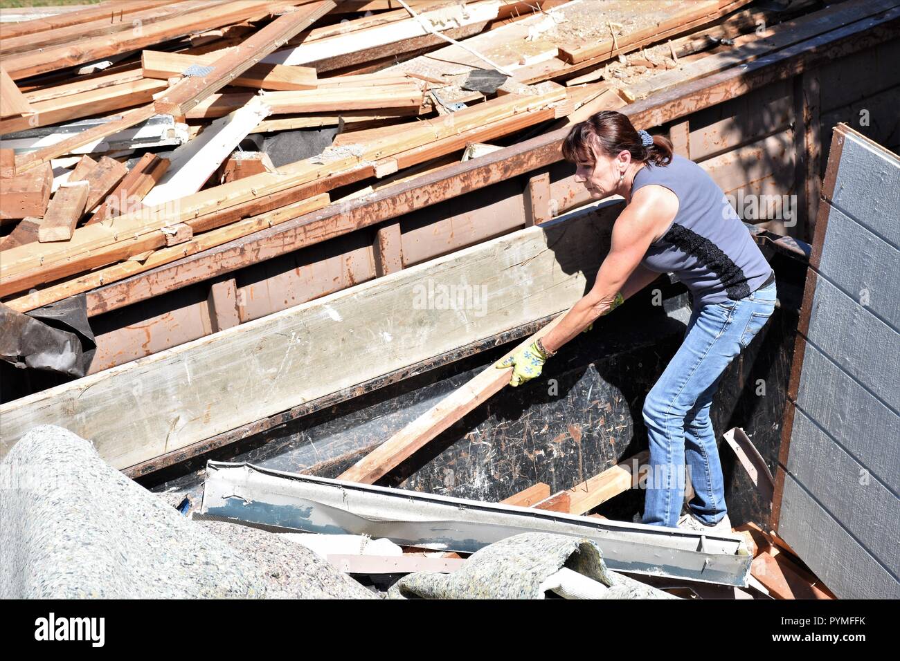 Lavoro latina abbattendo una casa per aggiunta al piano superiore Foto Stock