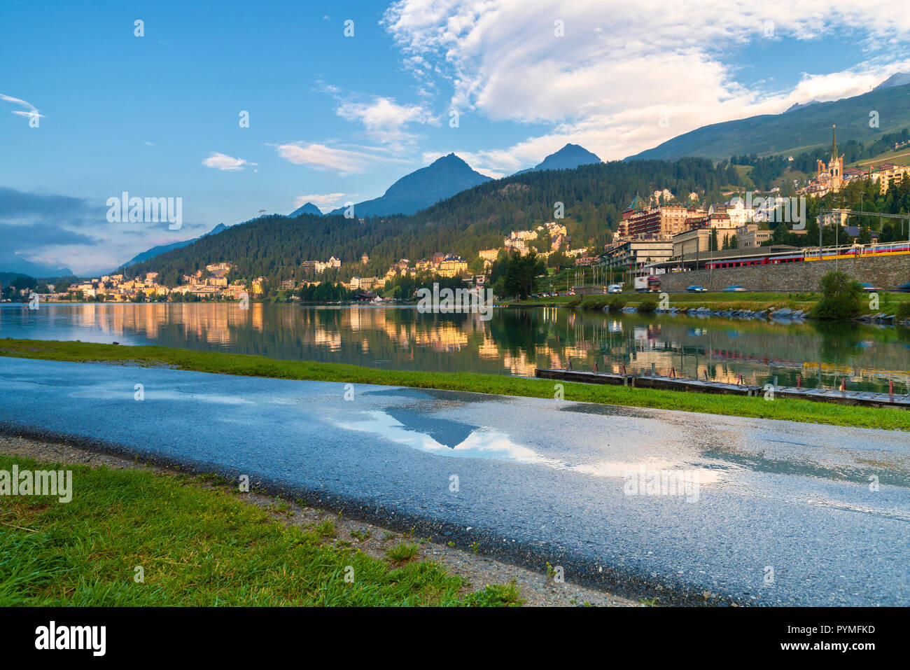 Percorso sulla riva del lago di St Moritz, Canton Grigioni, Engadina, Svizzera Foto Stock