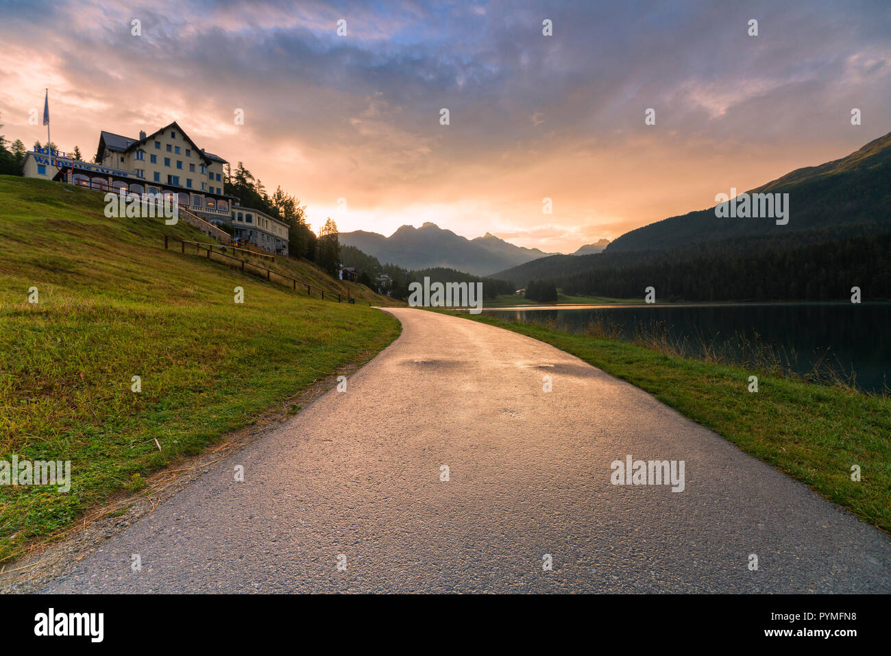 Hotel sulla riva del lago di St Moritz, Canton Grigioni, Engadina, Svizzera Foto Stock