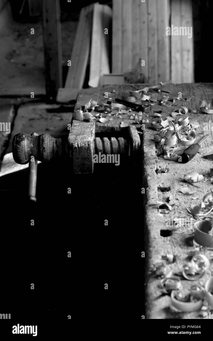 In legno antico banco morsa e trucioli di legno in una vecchia fattoria svedese nel nord della Svezia Foto Stock