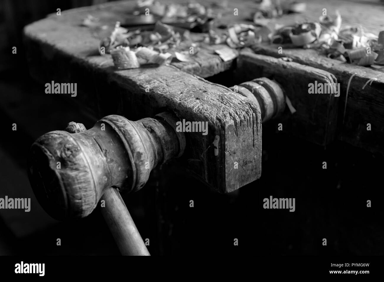 In legno antico banco morsa e trucioli di legno in una vecchia fattoria svedese nel nord della Svezia Foto Stock