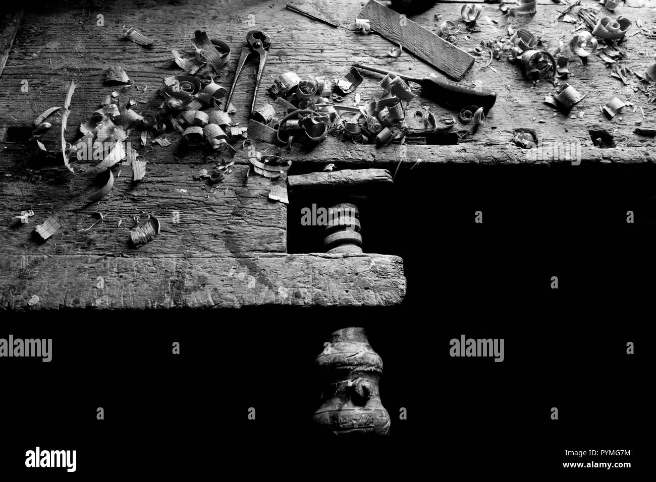 In legno antico banco morsa e trucioli di legno in una vecchia fattoria svedese nel nord della Svezia Foto Stock