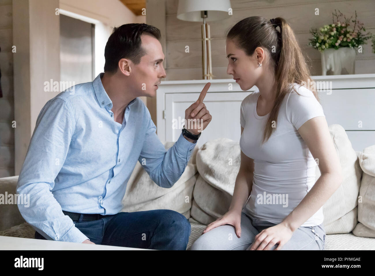 Insoddisfatto marito e moglie litigi a casa Foto Stock
