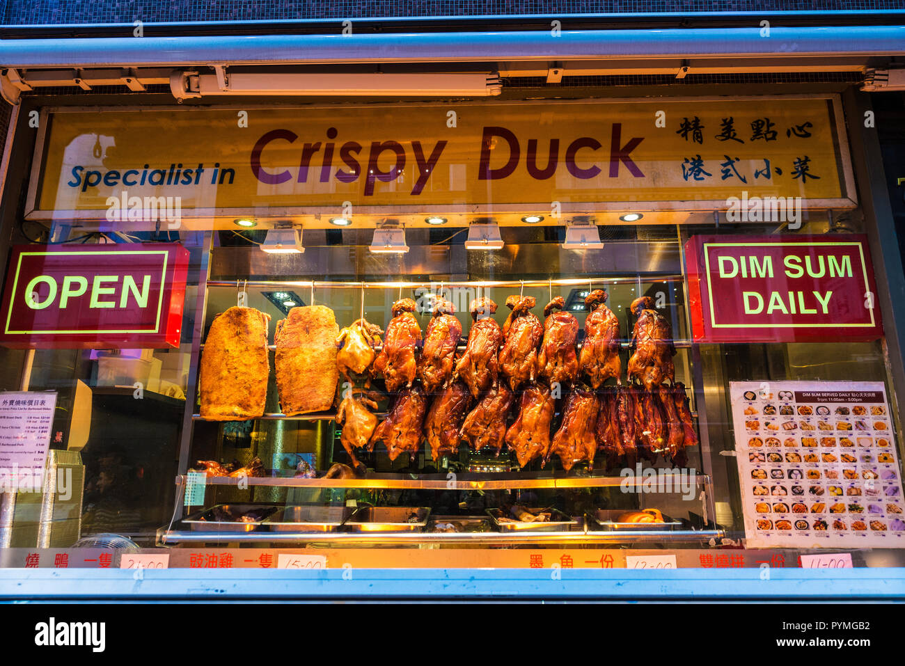 London, Regno Unito - 4 Gennaio 2018: Visualizzazione di un ristorante di Chinatown con croccante di anatre appeso in London, England, Regno Unito Foto Stock