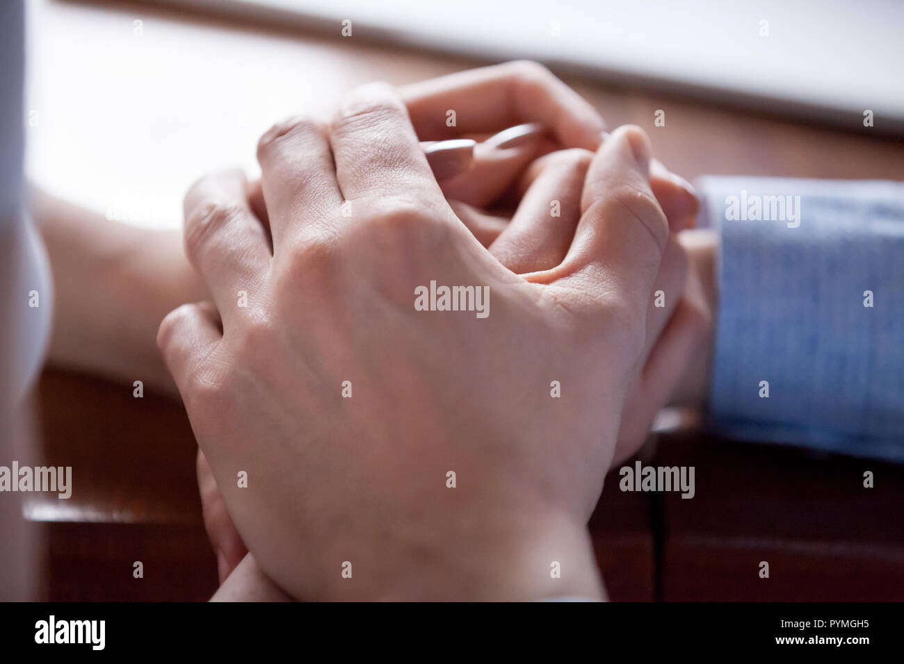 Matura in amore holding hands close up Foto Stock