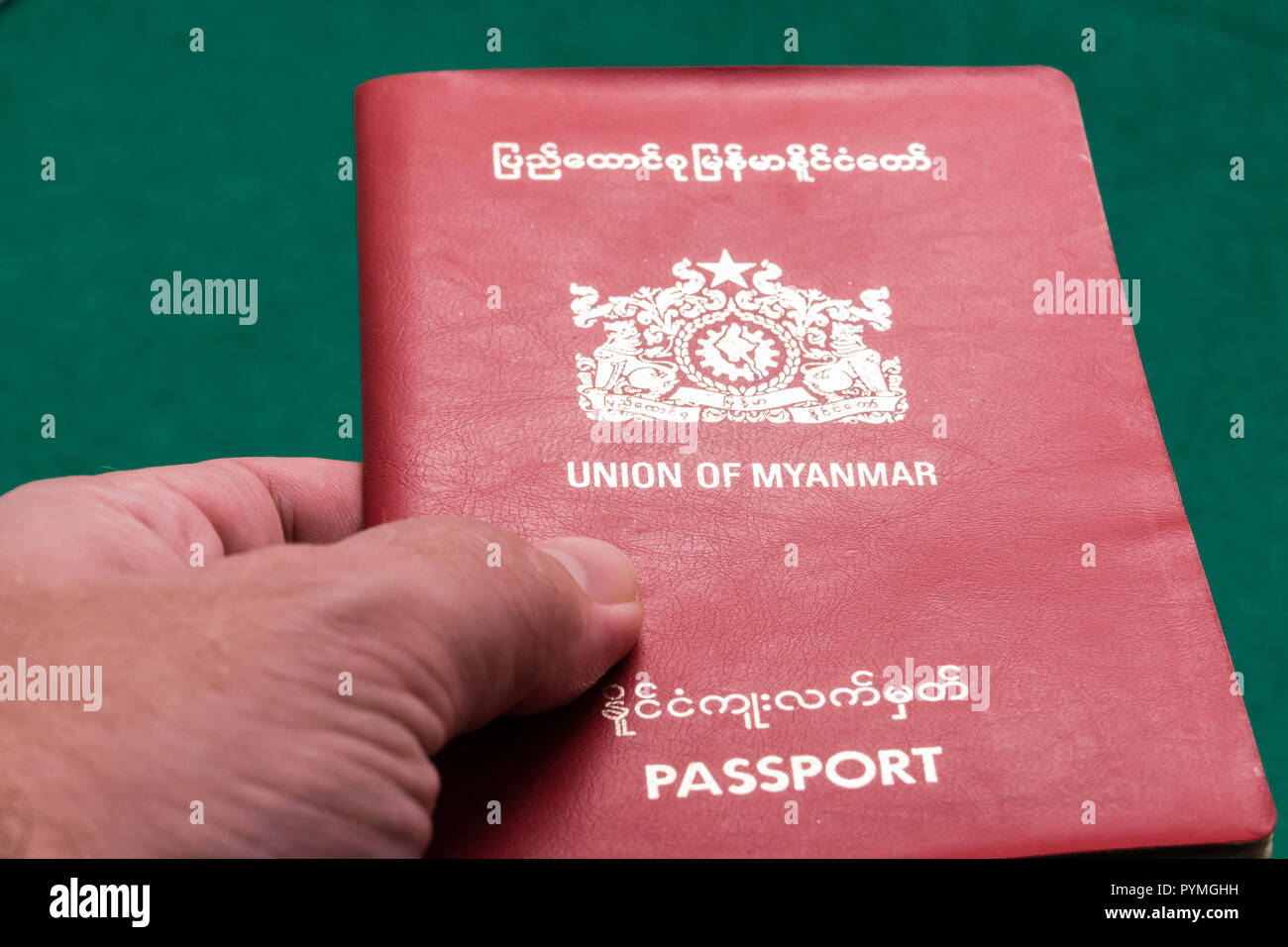 La consegna del Myanmar passaporto birmano Foto Stock