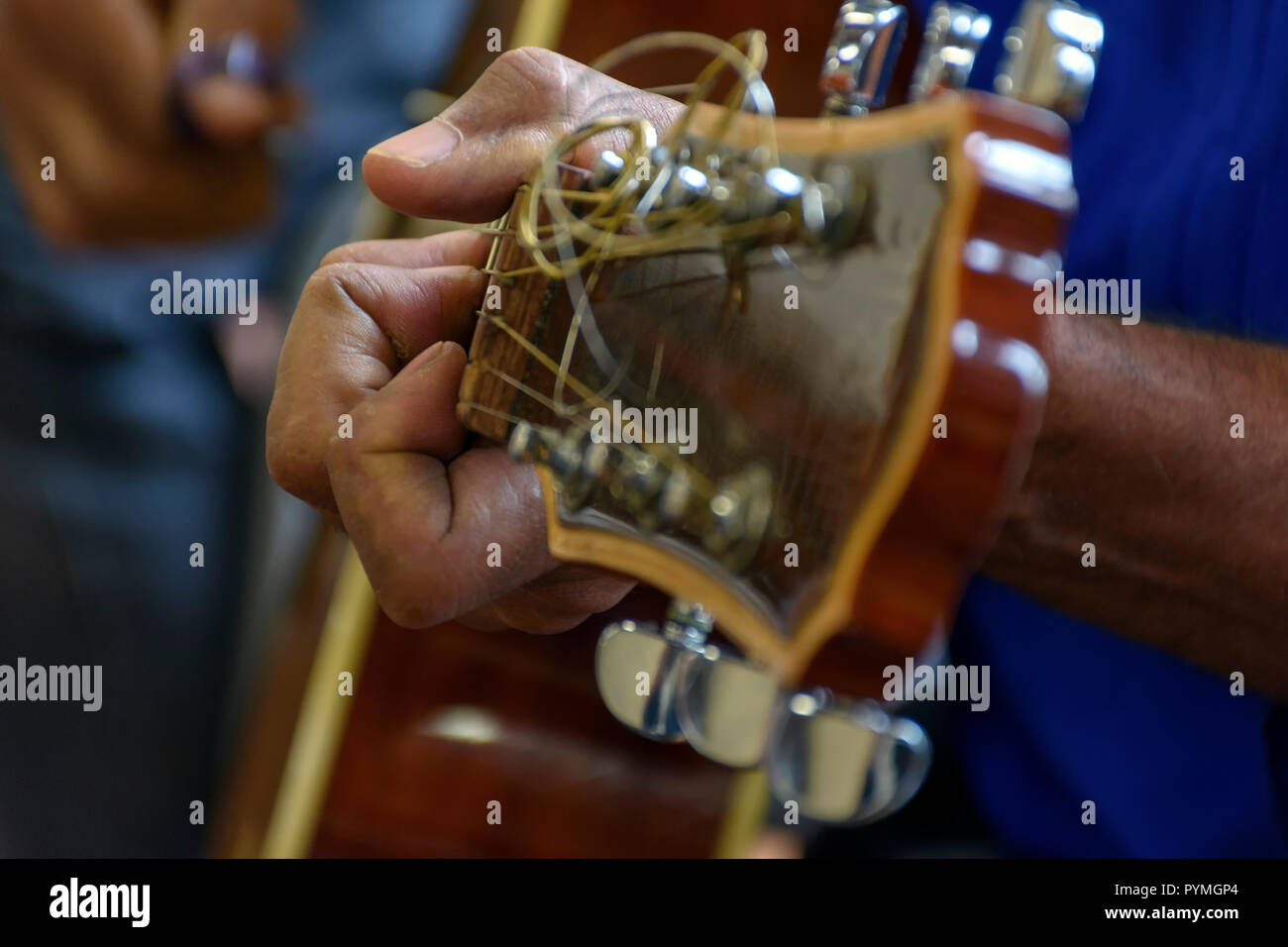 Live performance musicali di musica popolare brasiliana con la chitarra acustica Foto Stock