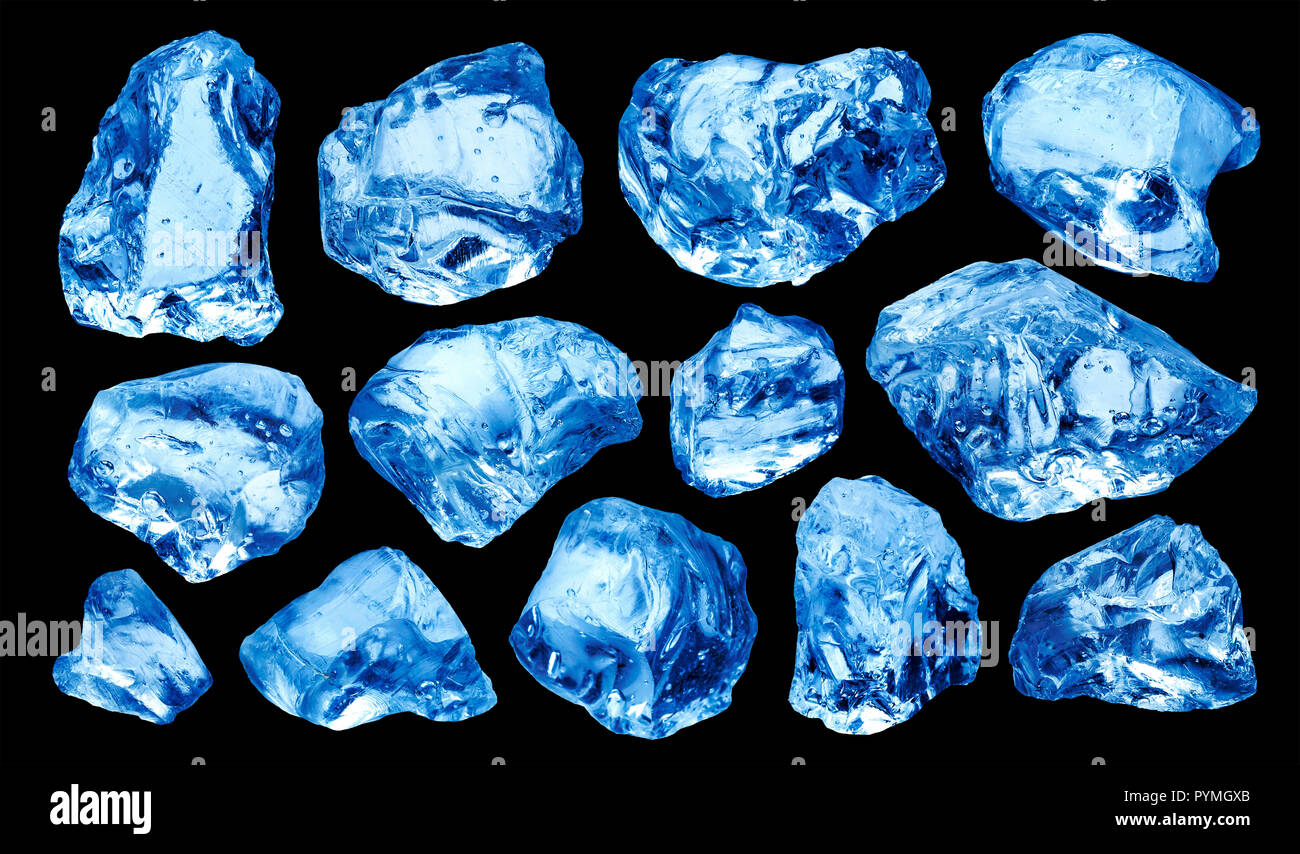 Pezzi di ghiaccio naturale isolato su sfondo nero Foto Stock