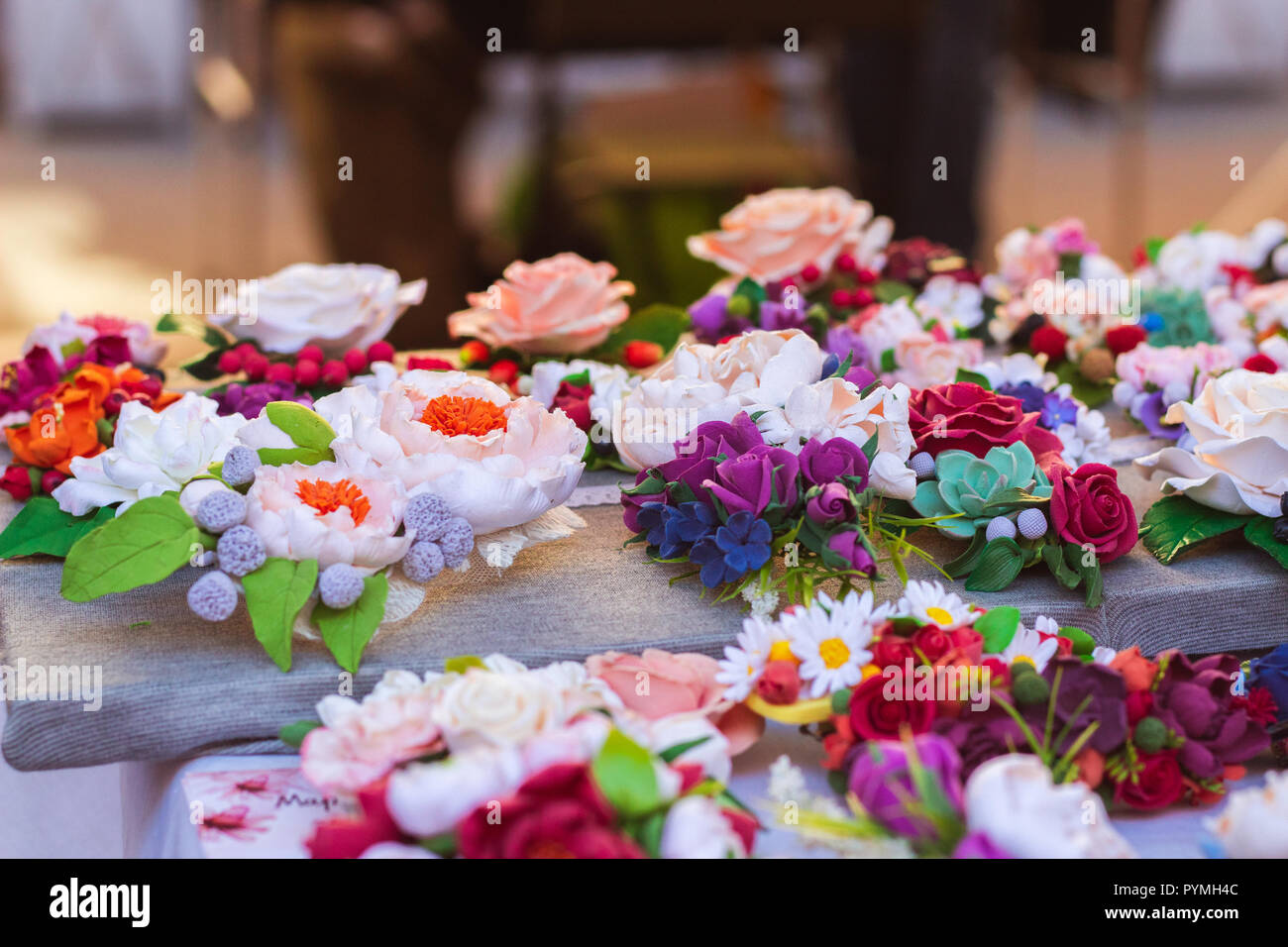 Un gran numero di coloratissimi fiori artificiali Foto Stock