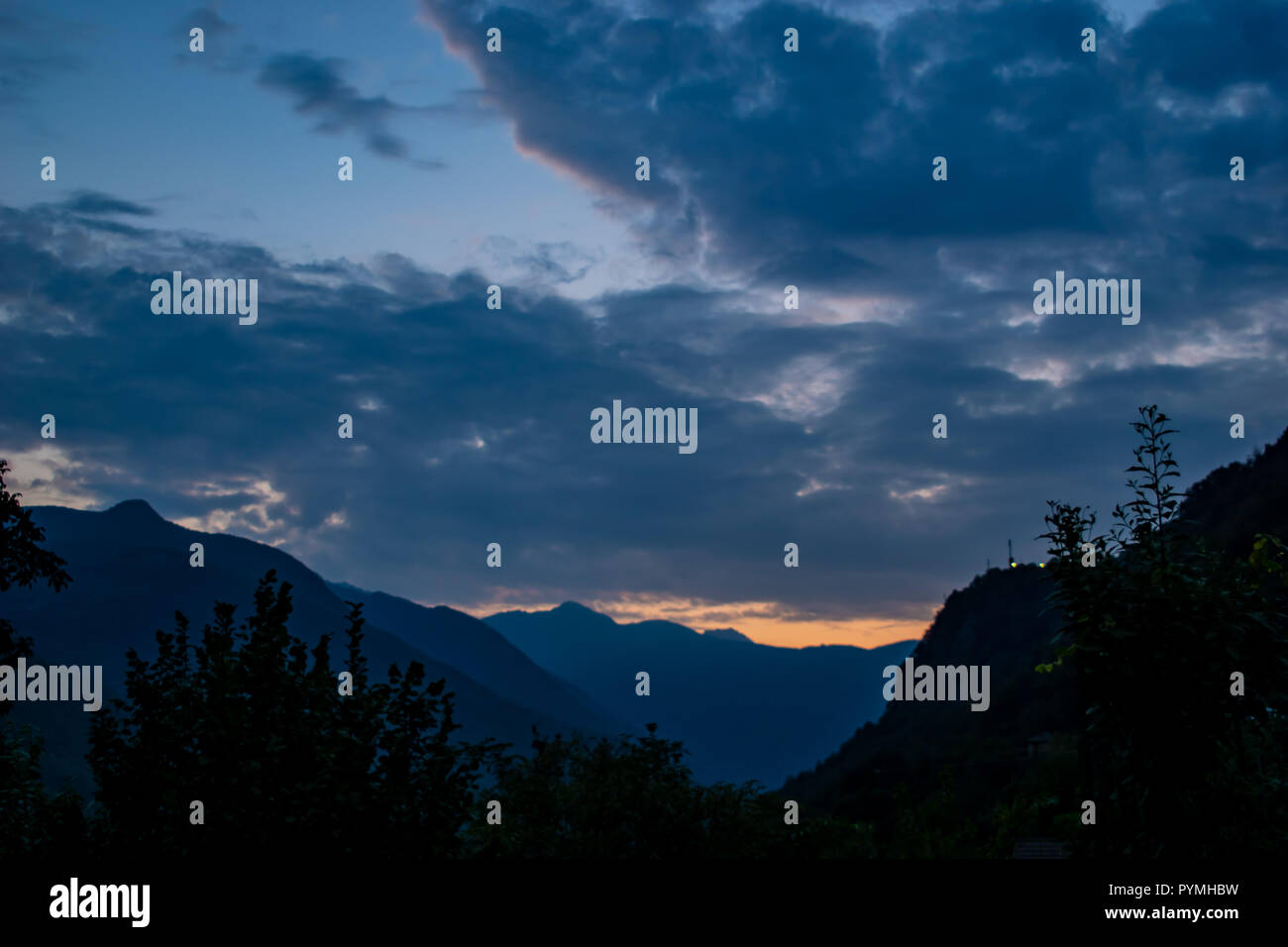 Sunrise oltre le montagne al Lago Maggiore di Cavaglio San Donino Piemonte (Italia) Foto Stock