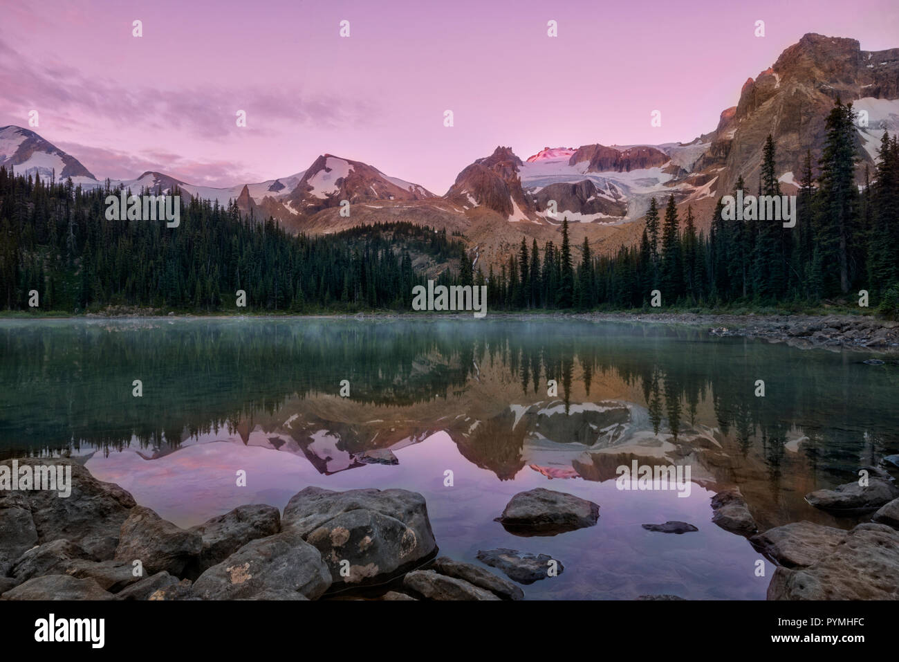 Sunrise presso un lago in Montagne Rocciose (Wildcat Creek Valley, anteriore dell'Mistaya Lodge) Foto Stock