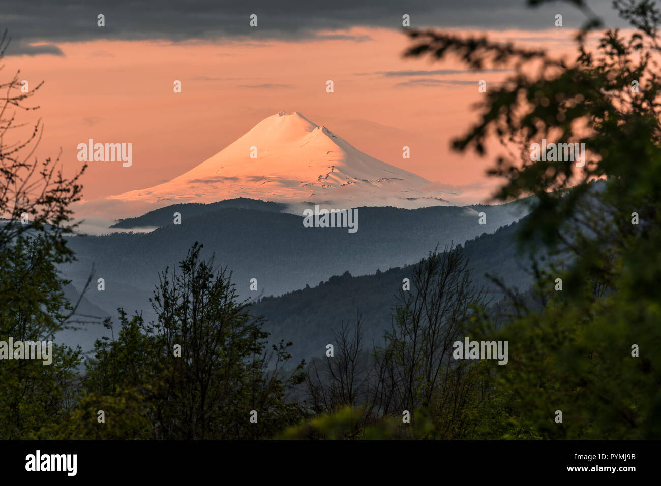 Il vulcano Llaima, vicino a Pucon, Cile. Fotografato al tramonto. Foto Stock