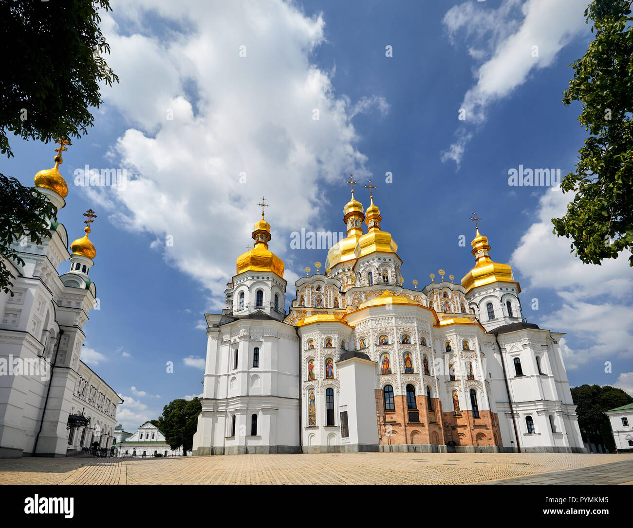 Chiesa con cupole dorate a Kiev Pechersk Lavra complesso cristiano. Vecchia architettura storica a Kiev, Ucraina Foto Stock