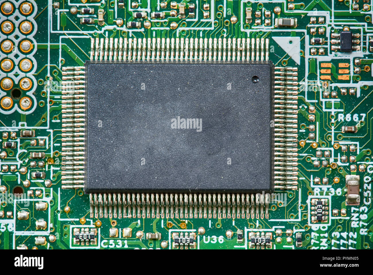 I componenti della scheda madre. Includono chip IC, presa CPU, il dissipatore di calore e molti porta. Foto Stock