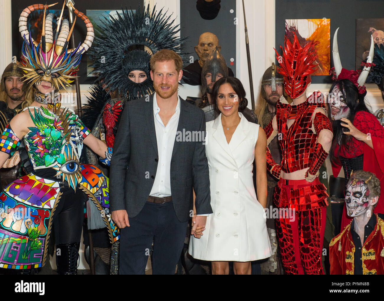 Il Duca e la Duchessa di Sussex posano per una foto con gli attori in costume durante una visita a Courtenay Creative, in Wellington, al giorno due della coppia reale il tour della Nuova Zelanda. Foto Stock