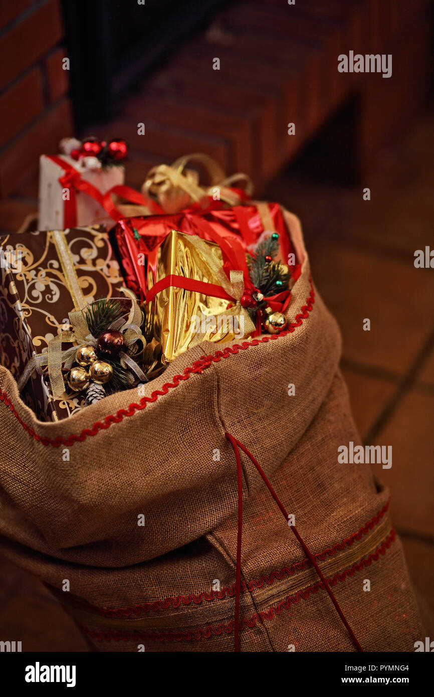 Borsa regalo sotto il camino Foto Stock