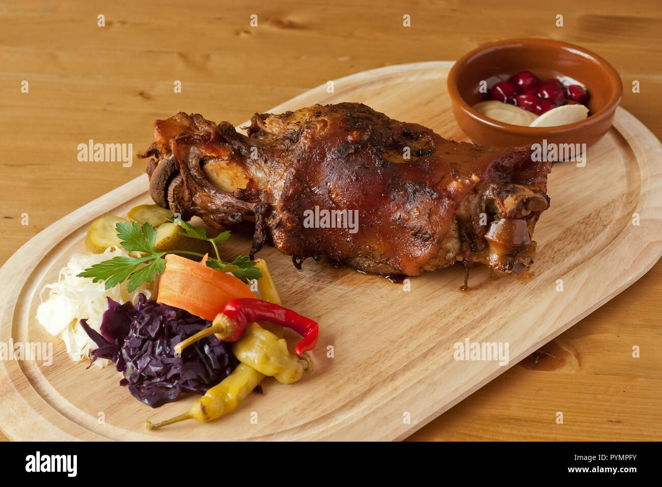 Arrosto di maiale ginocchio con salamoia e condimento guarnire Foto Stock