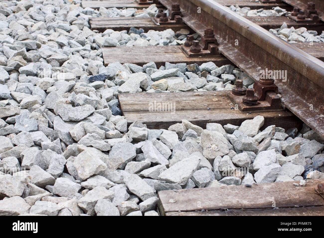 Nuova posa binari del treno su reattori di legname Foto Stock