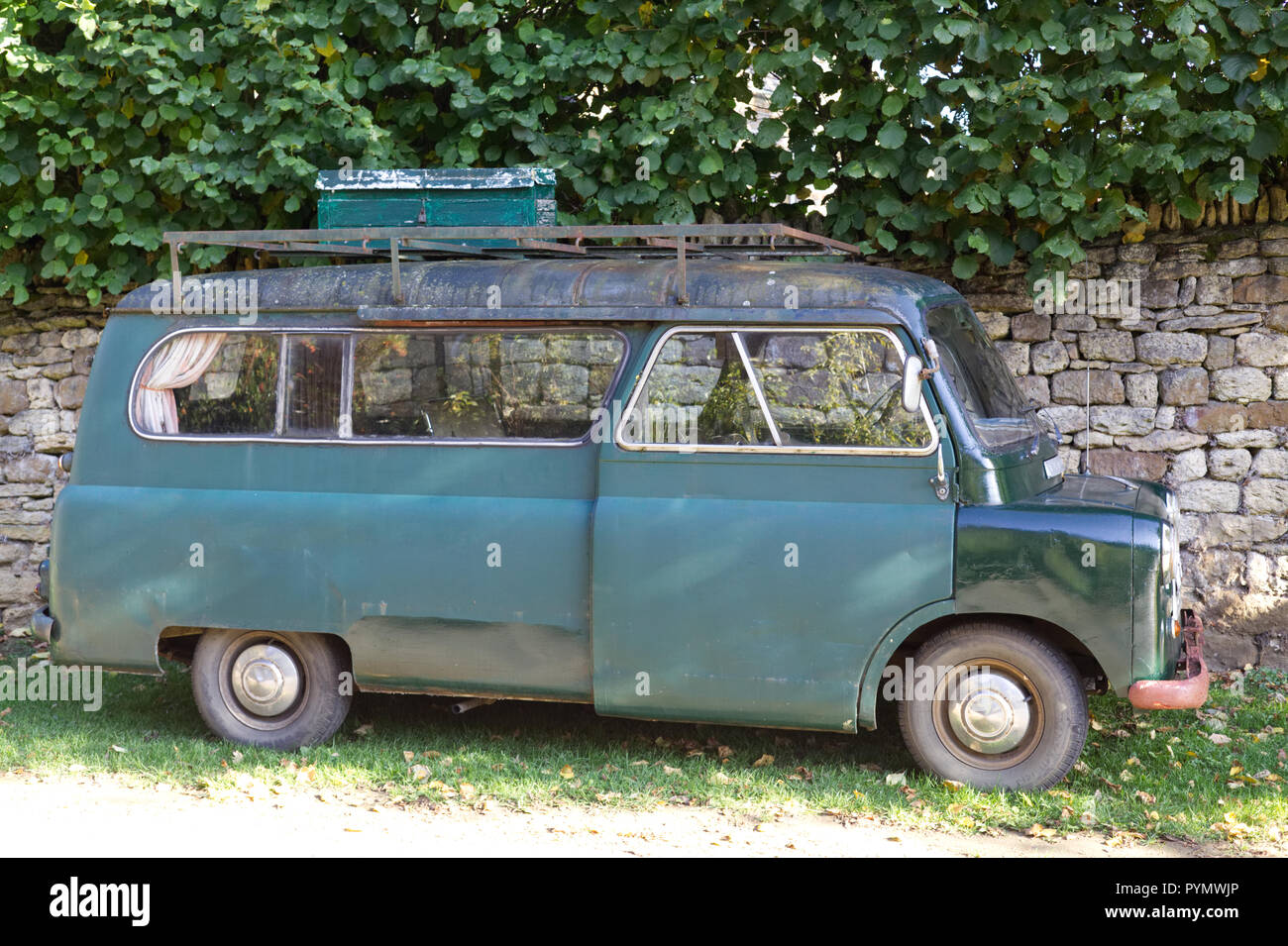 Vintage Bedford camper parcheggiato in Cotswolds Foto Stock