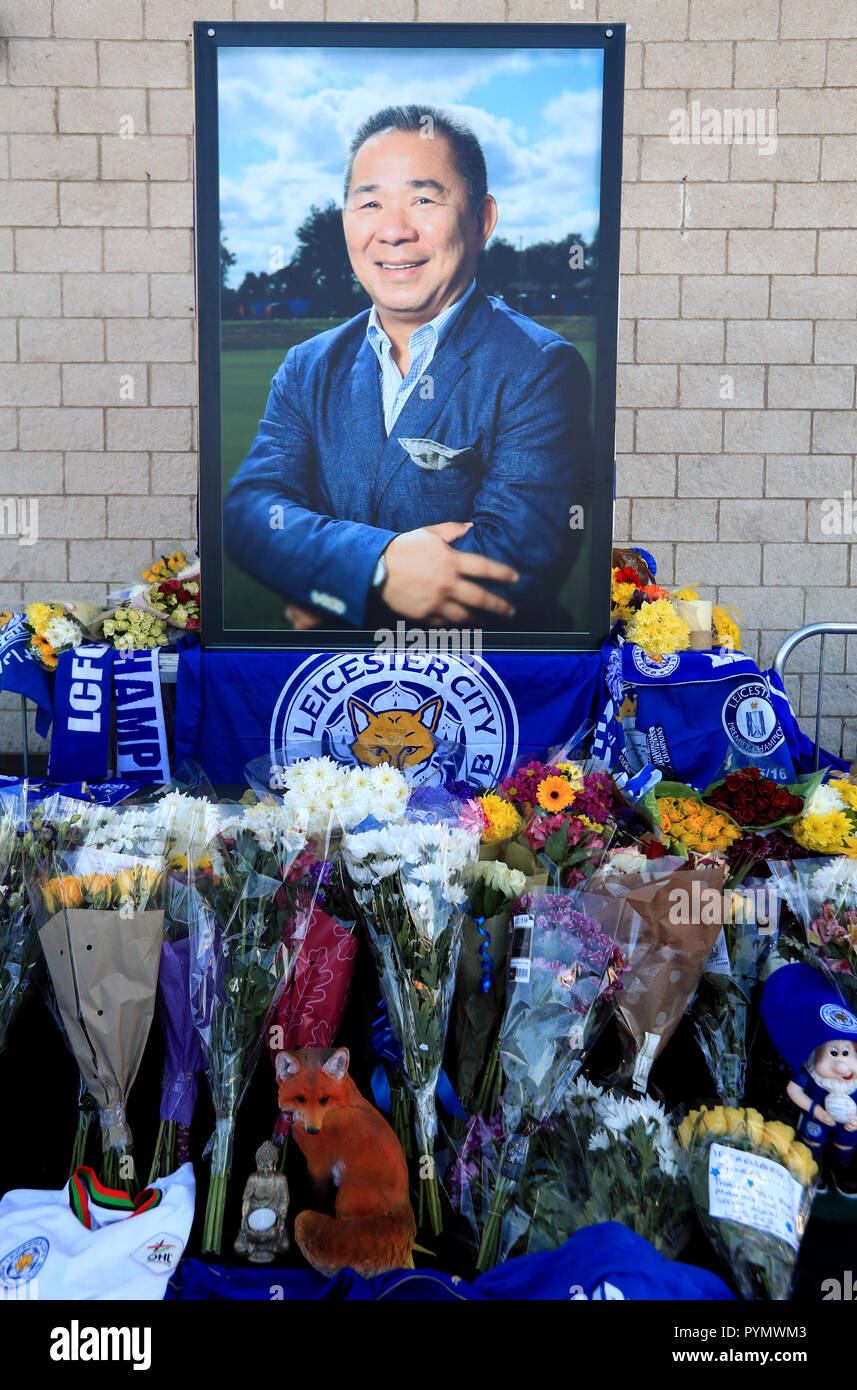I sostenitori di rendere omaggio a Leicester City Football Club. Presidente di Leicester, Vichai Srivaddhanaprabha, era fra quelli che hanno tragicamente perso la vita il sabato sera quando un elicottero che trasporta lui e altre quattro persone si è schiantato fuori re lo stadio di potenza. Stampa foto di associazione. Picture Data: lunedì 29 ottobre, 2018. Cuori spezzati Leicester hanno pagato un tributo a 'un grande uomo' in seguito alla morte del miliardario proprietario Vichai Srivaddhanaprabha in un incidente in elicottero vicino al King Power Stadium. Vedere PA storia Calcio Leicester Stadium. Foto di credito dovrebbe leggere: Mike Egerton/PA FILO Foto Stock